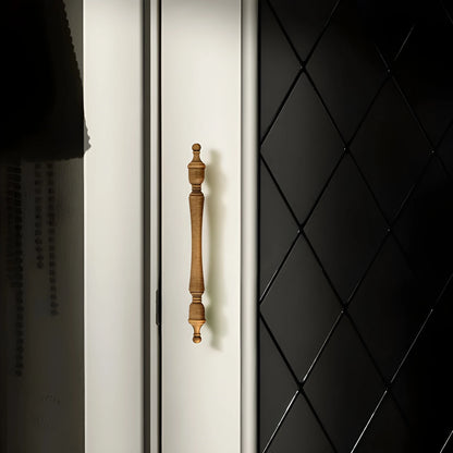 The Mantara B-0129 Thara Handle is a modern brass handle in bronze and gold, ideal for drawers, cabinets, and kitchen furniture.