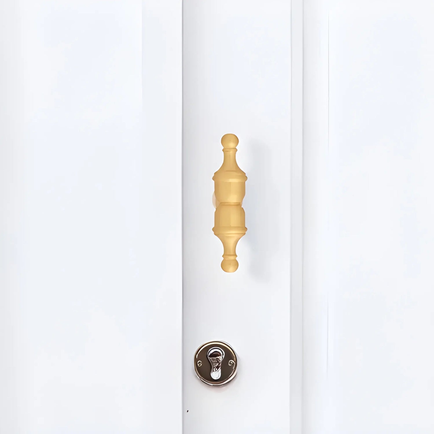 The Mantara B-0129 Thara Handle is a modern brass handle in bronze and gold, ideal for drawers, cabinets, and kitchen furniture.