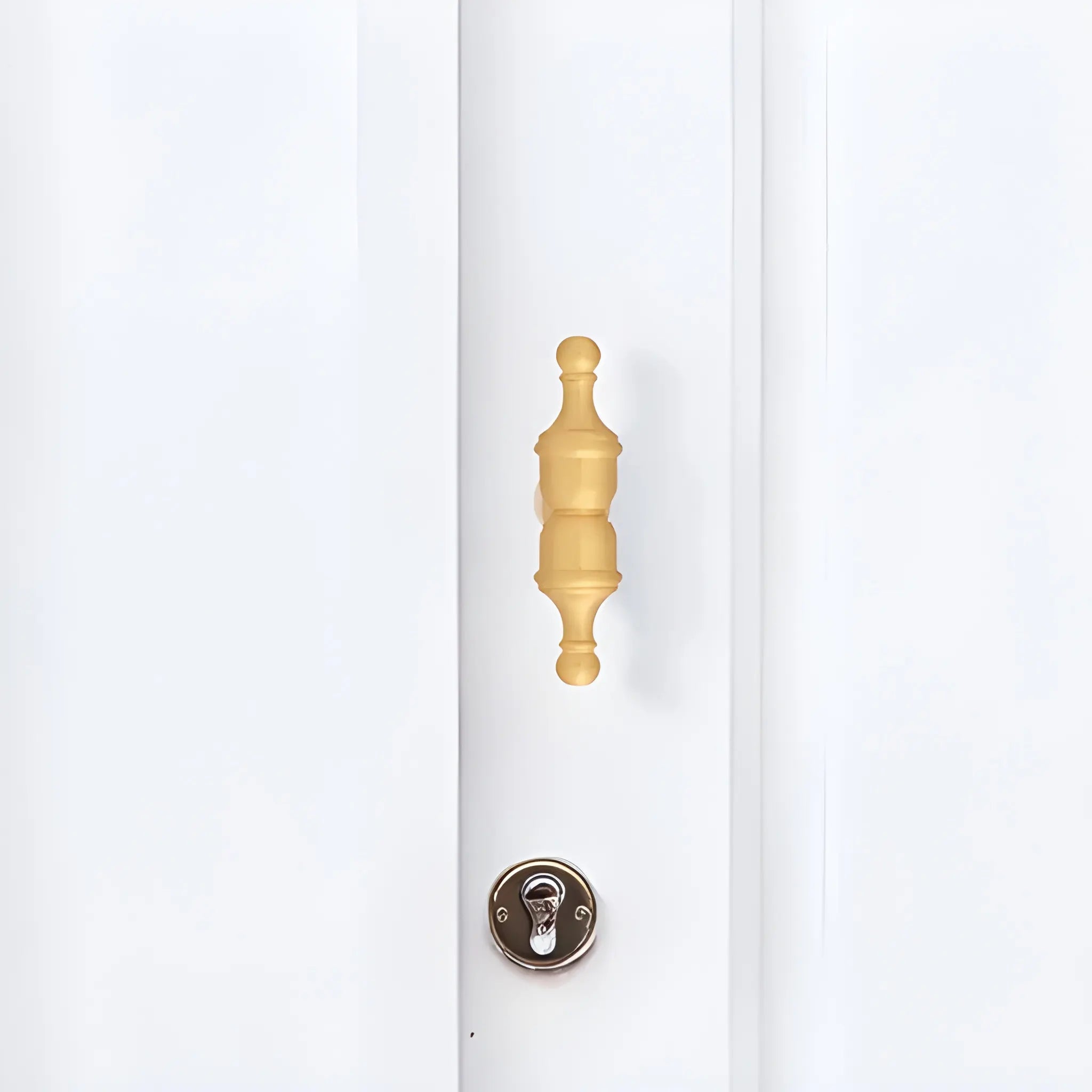 The Mantara B-0129 Thara Handle is a modern brass handle in bronze and gold, ideal for drawers, cabinets, and kitchen furniture.