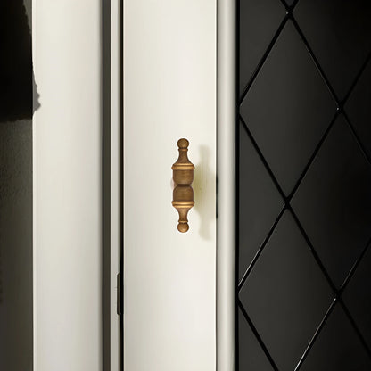 The Mantara B-0129 Thara Handle is a modern brass handle in bronze and gold, ideal for drawers, cabinets, and kitchen furniture.