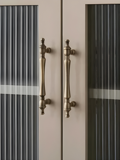 The Mantara B-0129 Thara Handle is a modern brass handle in bronze and gold, ideal for drawers, cabinets, and kitchen furniture.