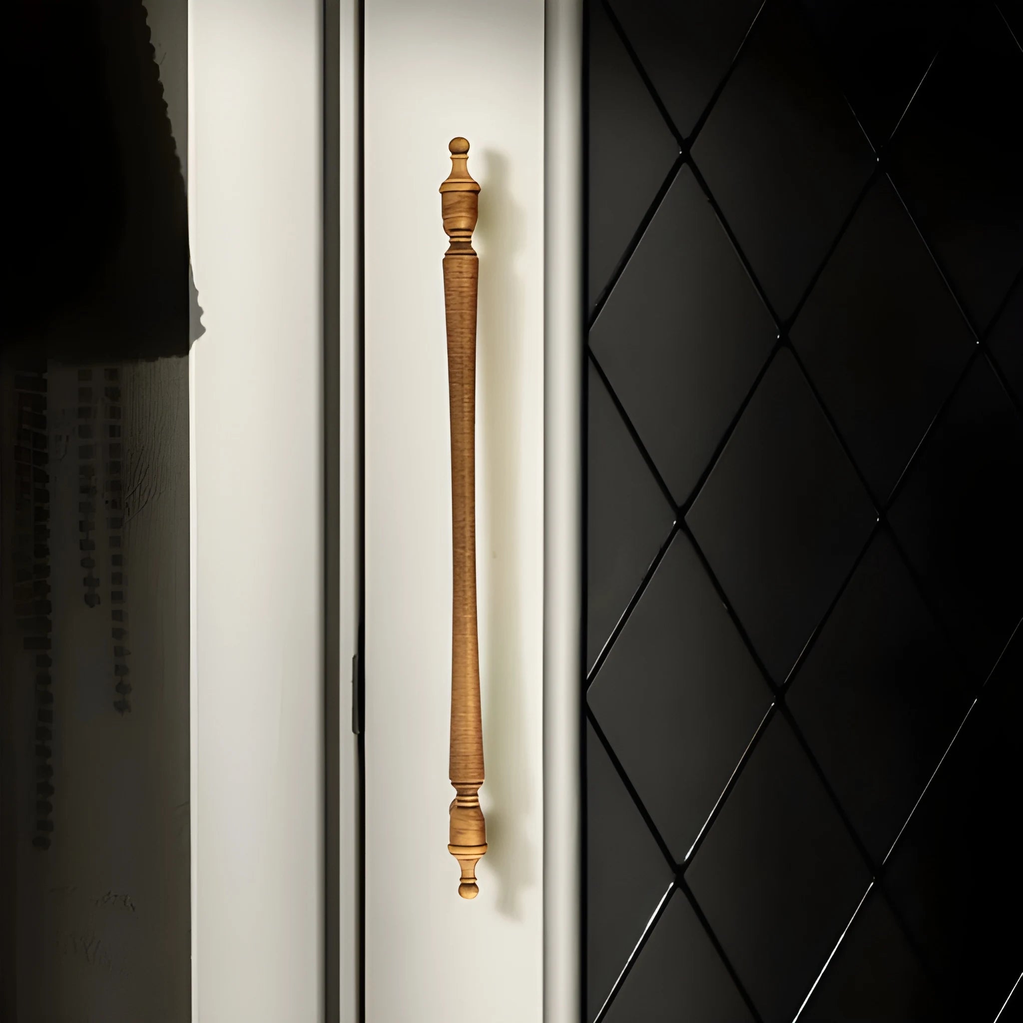 The Mantara B-0129 Thara Handle is a modern brass handle in bronze and gold, ideal for drawers, cabinets, and kitchen furniture.