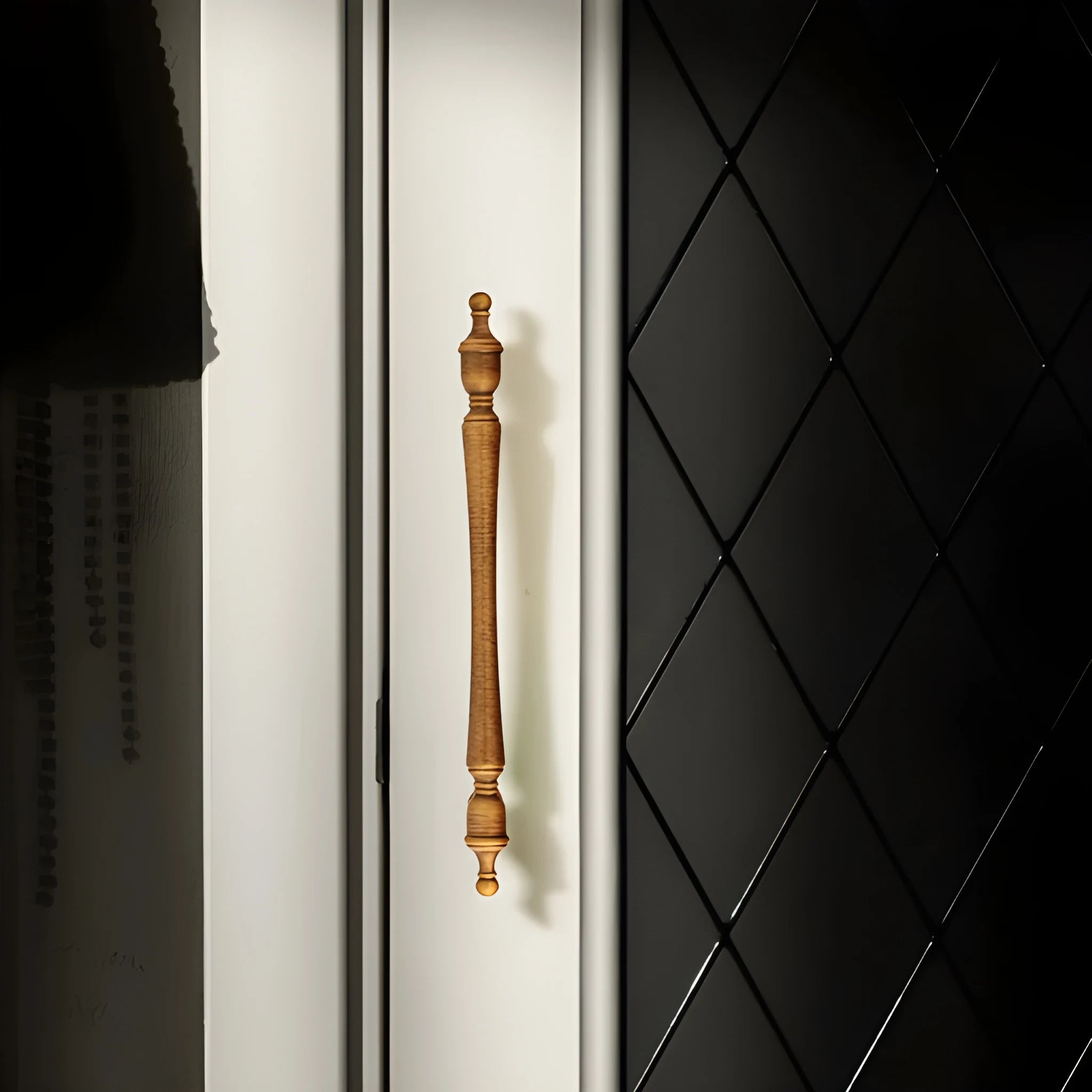 The Mantara B-0129 Thara Handle is a modern brass handle in bronze and gold, ideal for drawers, cabinets, and kitchen furniture.