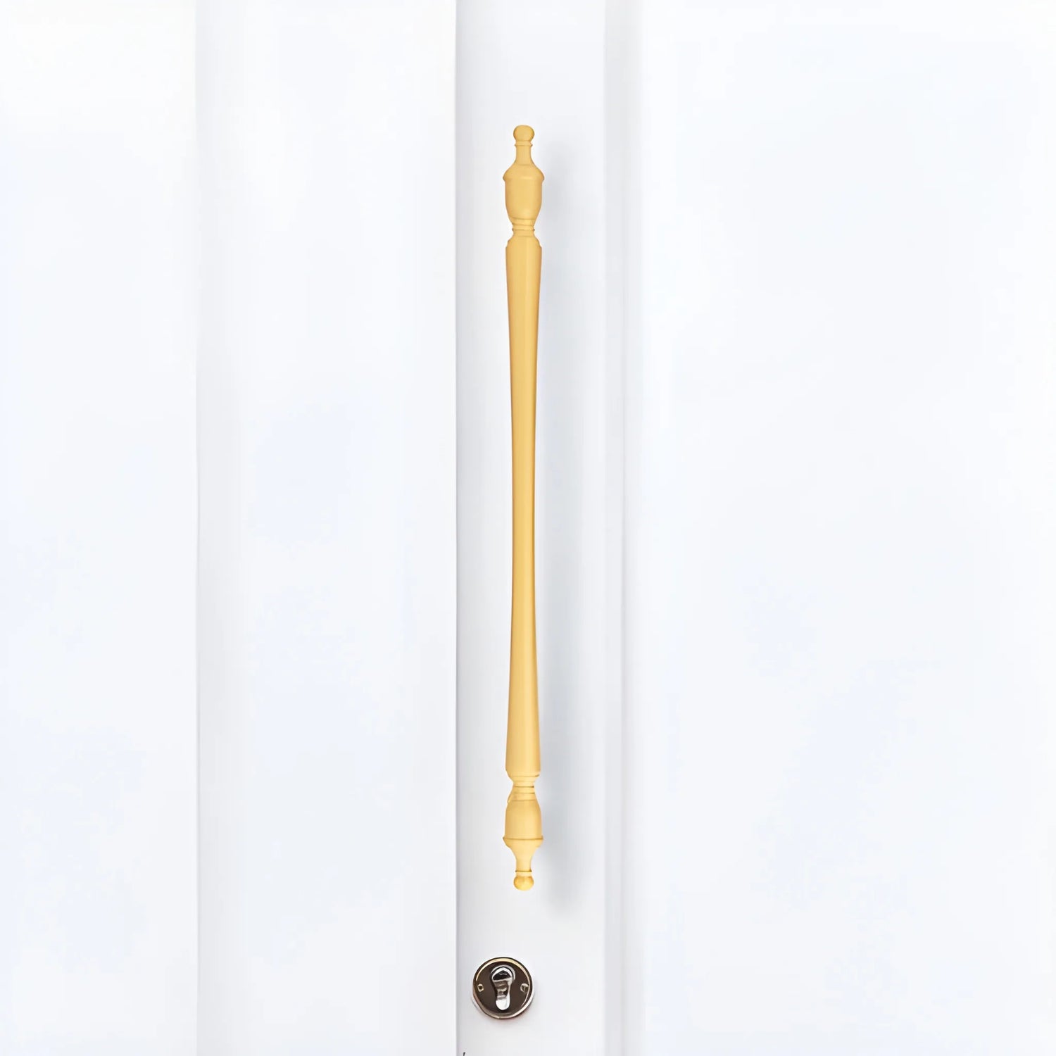 The Mantara B-0129 Thara Handle is a modern brass handle in bronze and gold, ideal for drawers, cabinets, and kitchen furniture.