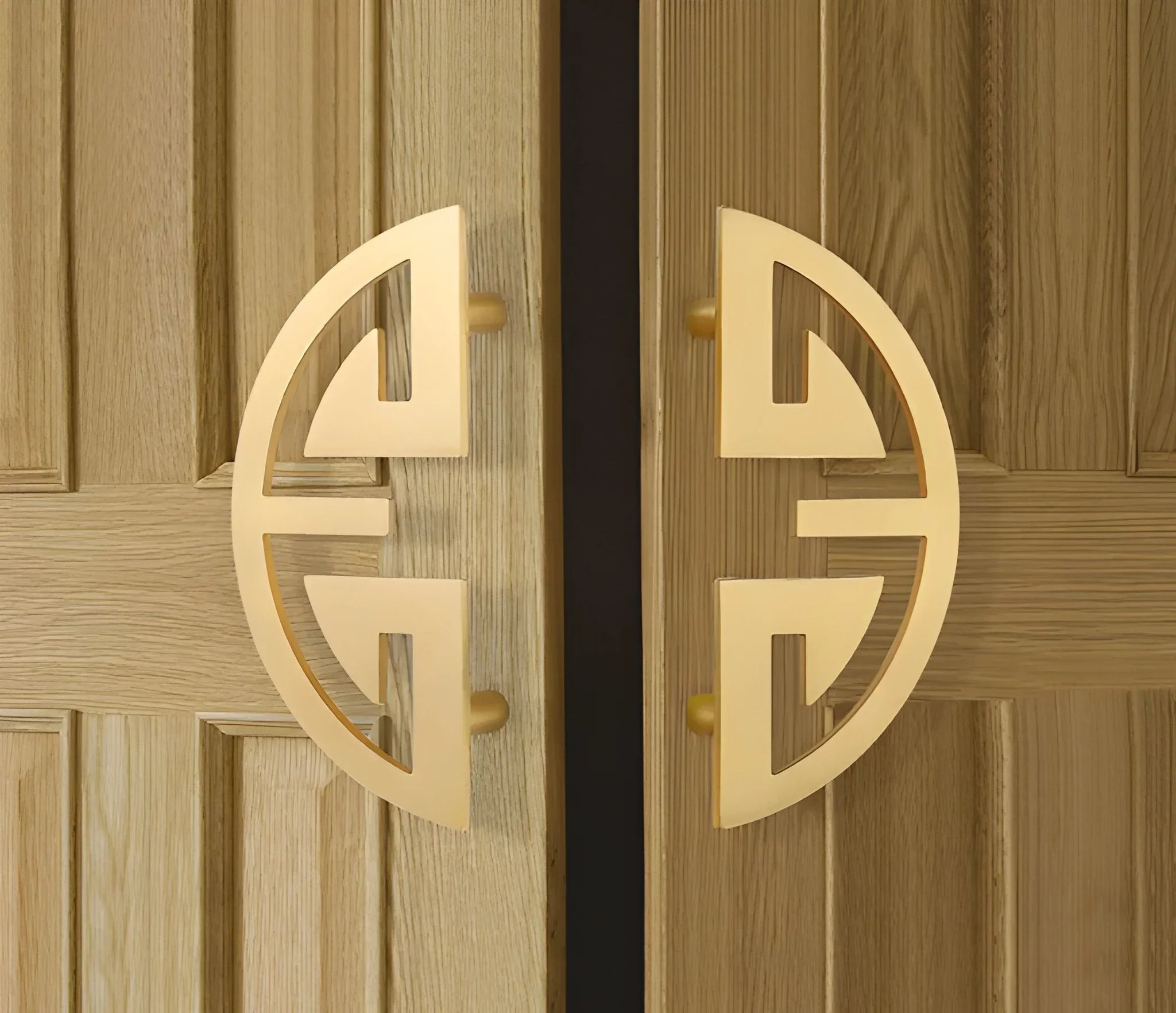 The Mantara B-0026 Toltec Handle is a modern brushed brass handle in gold, perfect for doors, wardrobes, furniture, and drawers.