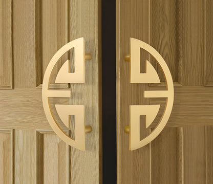 The Mantara B-0026 Toltec Handle is a modern brushed brass handle in gold, perfect for doors, wardrobes, furniture, and drawers.