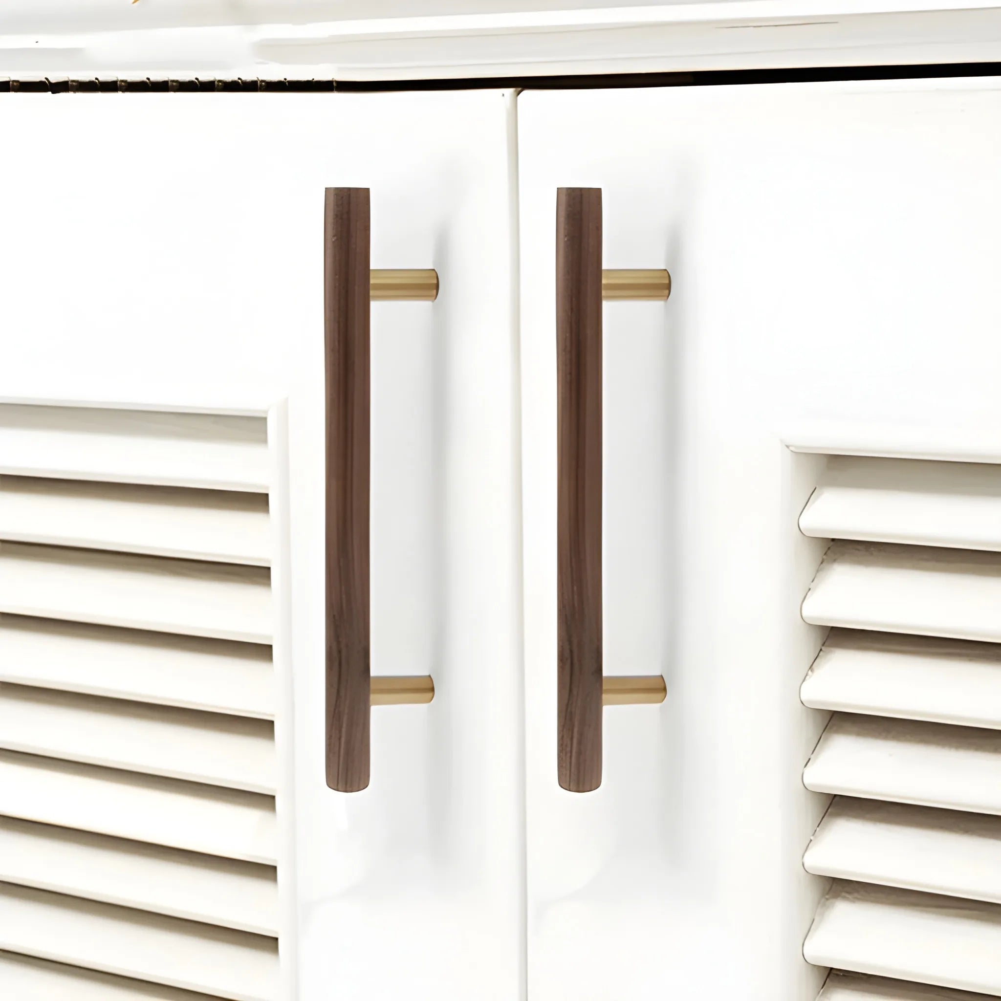 Mantara Tudor Handle W-0007 is a modern brass &amp; walnut handle in brown, ideal for main doors, wardrobes &amp; cabinets.