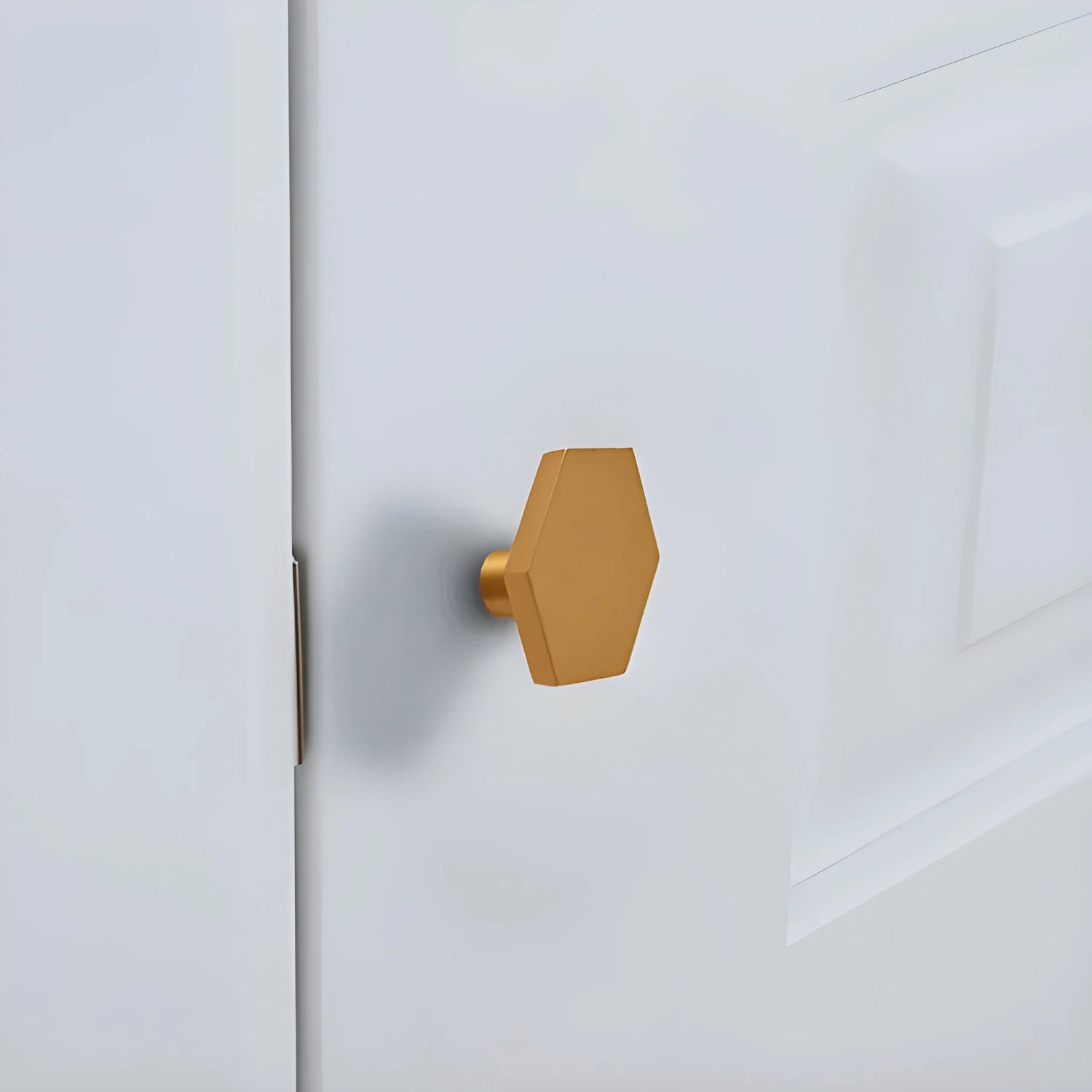 The Mantara B-0131 Zaraya Knob is a modern brass knob in gold, black, and bronze, perfect for drawers, cabinets, and wardrobes.
