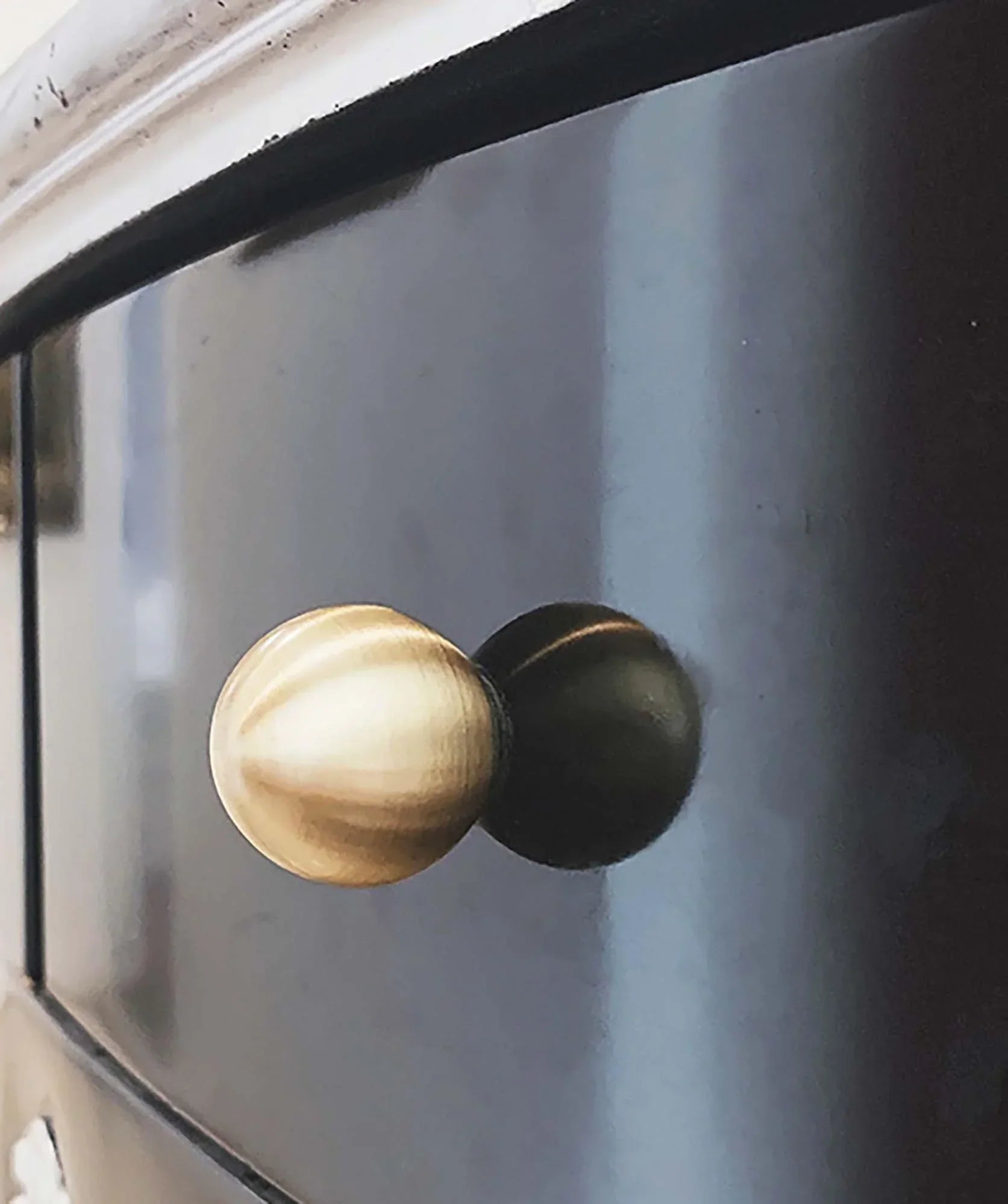 The Mantara B-0001 Zenith Knob is a modern brass knob in gold, black, and bronze with a brushed finish, ideal for cabinets and furniture.