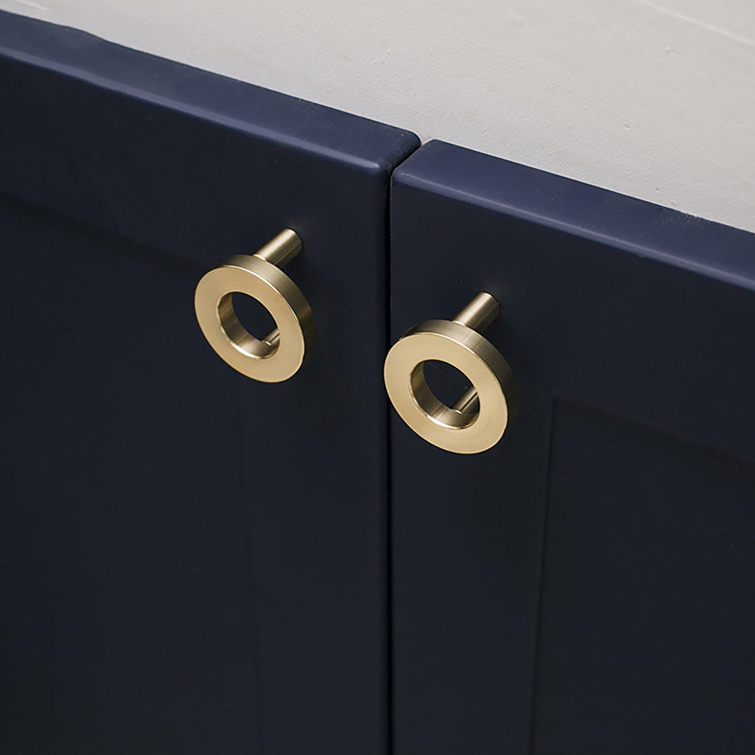 Mantara B-0025 round crystal and brass knob. Stylish cabinet hardware for drawers, wardrobes, and kitchens by MANTARA